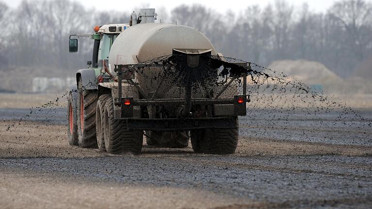 In vielen deutschen Gebieten ist das Grundwasser zu stark mit Nitrat belastet. Wegen der hohen Nitratwerte stehen Landwirte, die (wie auf diesem Symbolfoto) Gülle ausbringen, bundesweit in der Kritik. In vielen deutschen Gebieten ist das Grundwasser zu stark mit Nitrat belastet. Wegen der hohen Nitratwerte stehen Landwirte, die (wie auf diesem Symbolfoto) Gülle ausbringen, bundesweit in der Kritik. 