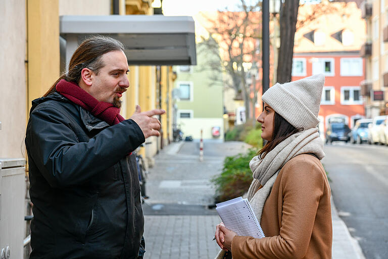 Wie tickt der OB-Kandidat der Linken? Bei einem Stadtteil-Spaziergang mit Redakteurin Sophia Scheder erklärt Sebastian Roth seine Ziele.