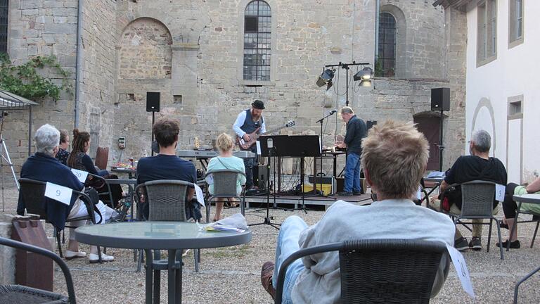 Außergewöhnliches Konzert in einem außergewöhnlichen Rahmen zu außergewöhnlichen Zeiten. Die beiden Künstler Dierk Berthel (links) und Jan Polacek präsentierten im Innenhof des Klosters Wechterswinkel ein besonderes Musikereignis. Außergewöhnliches Konzert in einem außergewöhnlichen Rahmen zu außergewöhnlichen Zeiten. Die beiden Künstler Dierk Berthel (links) und Jan Polacek präsentierten im Innenhof des Klosters Wechterswinkel ein besonderes Musikereignis.