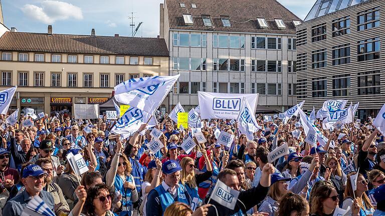 Etwa 1000 Lehrkräfte kamen zu der Kundgebung am unteren Markt in Würzburg. Etwa 1000 Lehrkräfte kamen zu der Kundgebung am unteren Markt in Würzburg.