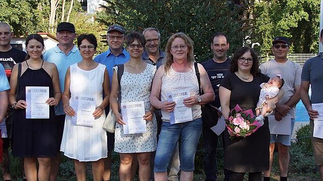 Die Wasserwacht Eltmann nutzte das Doggy-Wettpaddeln zur Ehrung langjähriger Mitglieder. Besonderen Applaus bekamen die &bdquo;Chefs&ldquo; der Ortsgruppe, Werner Oberreuter (rechts) und Hans-Peter Bendner (links, hinten), die seit 30 beziehungsweise 40 Jahren in der Wasserwacht aktiv sind.