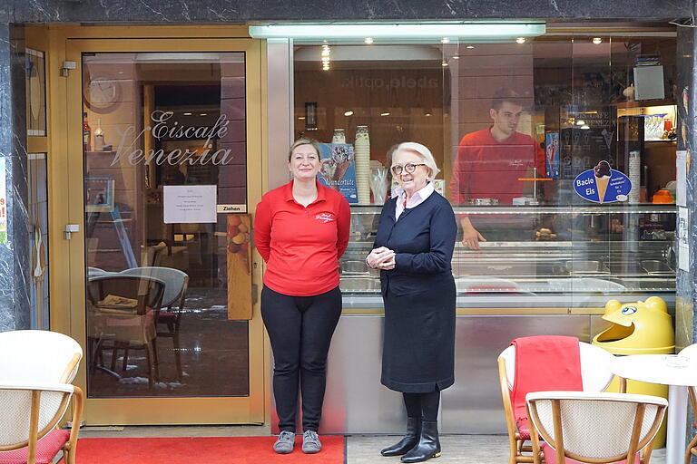 Barbara (links) und Noella Bordin betreiben im Jahr 2019 das Eiscafé Venezia in Marktheidenfeld.