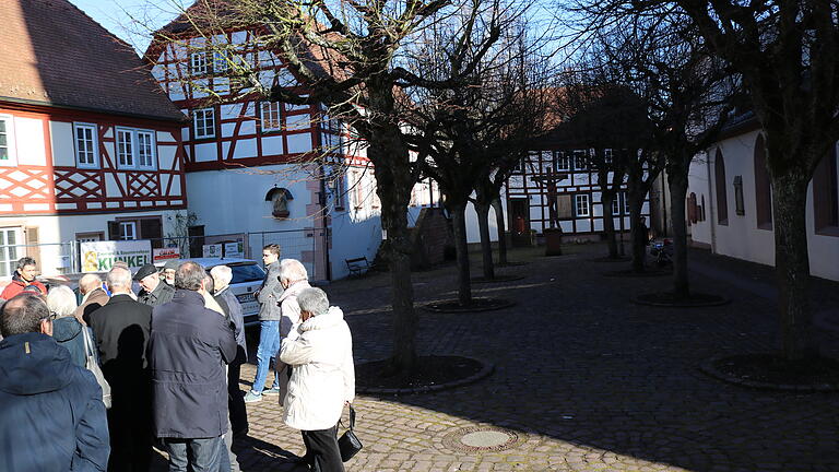 Die von Johann Conrad Ulmer vorgenommenen Veränderungen auf dem Kirchplatz wirken bis heute nach. Der Friedhof lag bis Mitte des 16. Jahrhunderts direkt neben der Kirche, Ulmer verlegte ihn an den heutigen Standort. Aus der Marienkapelle mit Beinhaus (links, mit Außentreppe) machte er eine Lateinschule.