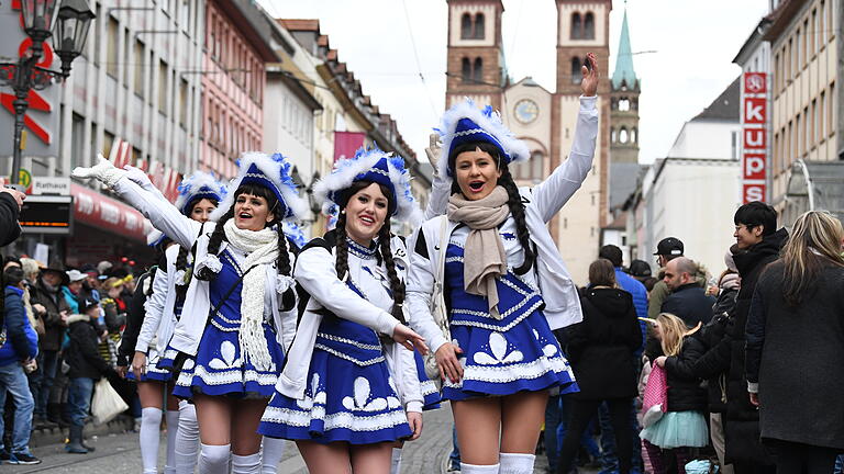 Faschingszug Würzburg       -  Mehrere tausend Närrinnen und Narren verfolgten vergangenes Jahr in der Würzburger Innenstadt den großen Faschingszug. Mit rund 150 Gruppen und etwa 3000 Aktiven gilt der Zug in Würzburg als der größte in Süddeutschland - so auch im Jahr 2020.