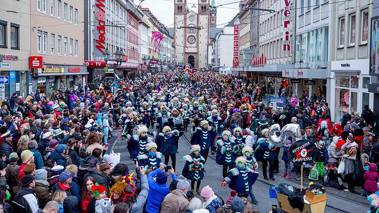 Zehntausende Narren kamen zum größten Faschingszug Süddeutschlands nach Würzburg.