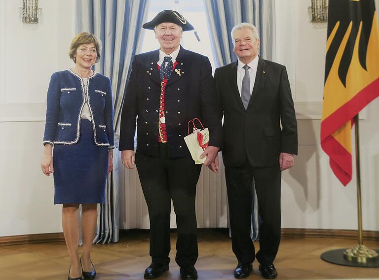 In Tracht besuchte Grafenrheinfelds Altbürgermeister Robert Gießübel den letzten Neujahrsempfang des scheidenden Bundespräsidenten Joachim Gauck und seiner Lebensgefährtin Daniela Schadt. Auf dieses Bild ist er extrem stolz.&nbsp;