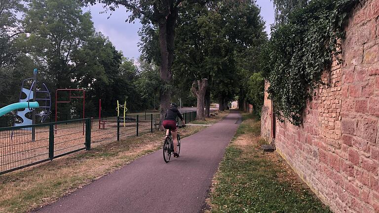 Der Radweg zwischen Hotel Mainpromenade und Karolinger Brücke wird neu angelegt.