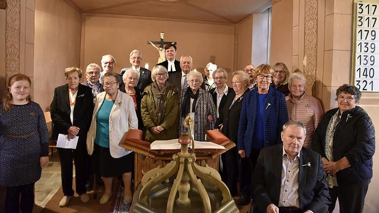 Auf dem Foto die Jubilare der Diamantenen, Eisernen und Gnadenen Konfirmation in Altershausen.