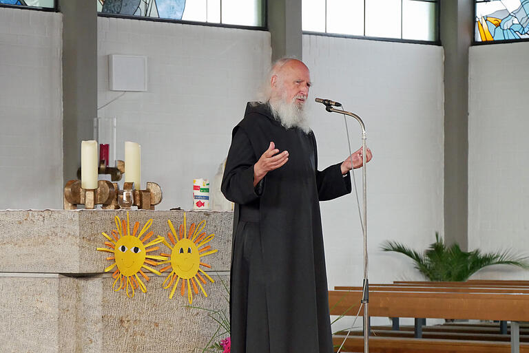 Pater Anselm Grün bei seinem Festvortrag 'Wege zu einem guten Miteinander' in der Erbshausener Kirche.