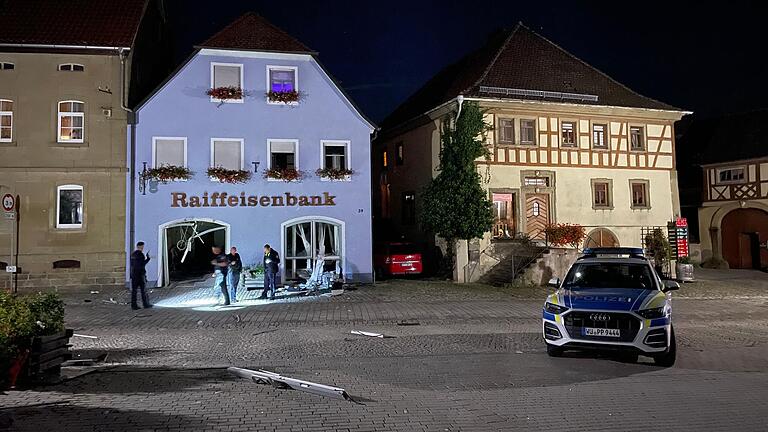 Nach der Sprengung eines Geldautomaten in Abtswind waren am frühen Montagmorgen Ermittler der Polizei im Einsatz. Auf dem Marktplatz lagen Trümmer von der Explosion.