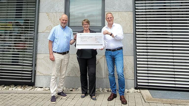 Robin McBride, erster Vorstand Internationales Gitarrenfestival, Kathrin Kieser, Filialleiterin der VR-Bank in Ochsenfurt und Wolfgang Kieser, Vorstandsmitglied des Internationales Gitarrenfestival bei der Spendenübergabe.