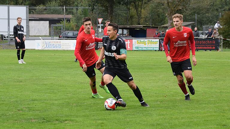 Frammersbachs Kapitän Alexander Beck (am Ball) entwischt Lucas Fleischmann (linkst) Marcel Behr (rechts) von der DJK Schwebenried/Schwemmelsbach.