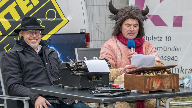 Das Publikum auf dem Marktplatz freute sich über die launige Rede von Rainer „Gonzo“ Pröschl aus der Züchles-Führungsriege (rechts). Bürgermeister Lippert musste auf der Schreibmaschine Protokoll führen.