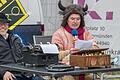 Das Publikum auf dem Marktplatz freute sich über die launige Rede von Rainer „Gonzo“ Pröschl aus der Züchles-Führungsriege (rechts). Bürgermeister Lippert musste auf der Schreibmaschine Protokoll führen.