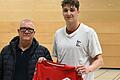 Er wechselt kommende Saison von Ungarn nach Unterfranken: Gergö Zvolenszki (rechts) hat einen Dreijahres-Vertrag beim Handball-Regionalligisten TSV Lohr unterschrieben. Links im Bild: Harald Rahtz, Sprecher des Lohrer Sportbeirats
