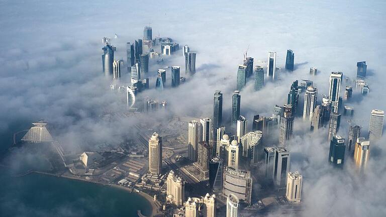 Skyline von Doha       -  Im Nebel: Die Hochhäuser von Doha, der Hauptstadt von Katar.