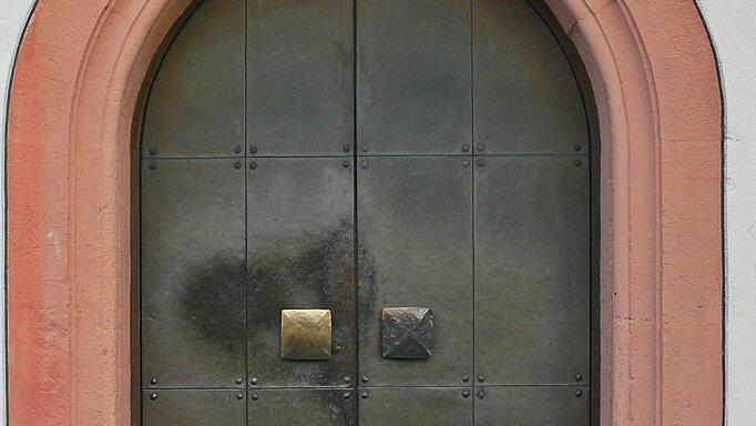 Die 16 zu erratende Kirchentüre kommt aus der Pfarreiengemeinschaft &bdquo;St. Martin Brend&ldquo;.