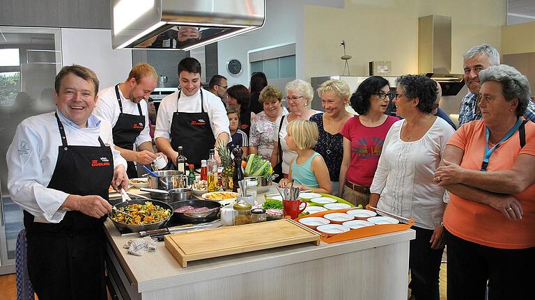Küchenchef Jürgen Koch (links) mit seinem Team. Küchenchef Jürgen Koch (links) mit seinem Team.