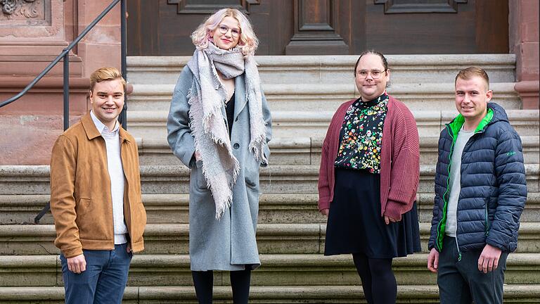 Die Vorsitzenden der Würzburger Jungparteien von links nach rechts:  Tilman von Heygendorff (JuLis), Lilli Grosch (GJ), Sophie Rumpel (Jusos Würzburg) und Johannes Konrad (Junge Union Würzburg-Land).