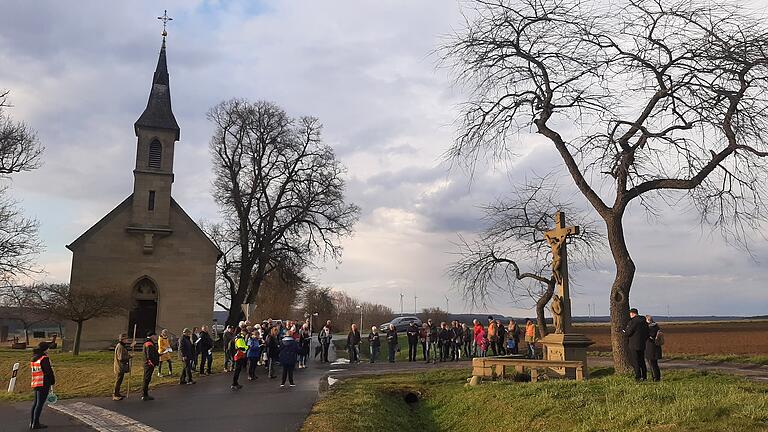 Am vierten Fastensonntag veranstaltete die Pfarreiengemeinschaft 'Maria Hilf' Wasserlosen ihren traditionellen Kreuzweg. In diesem Jahr führte dieser von Burghausen nach Wülfershausen, wo an der Vierzehnheiligenkapelle die Schlussstation gebetet wurde. Etwa 50 Teilnehmende sind bei wechselhaftem und nassen Wetter, den Leidensweg des Herrn nachgegangen.