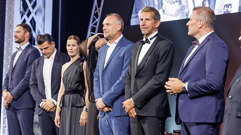 Ehrung in der 'Marx Halle' in Wien: (von links) Carlos Prieto, Dragan Skrbic, Anita Görbicz, Ljudmila Bodnieva, Christian Schwarzer, Magnus Wislander and EHF-Repräsentant Stefan Löwgren.