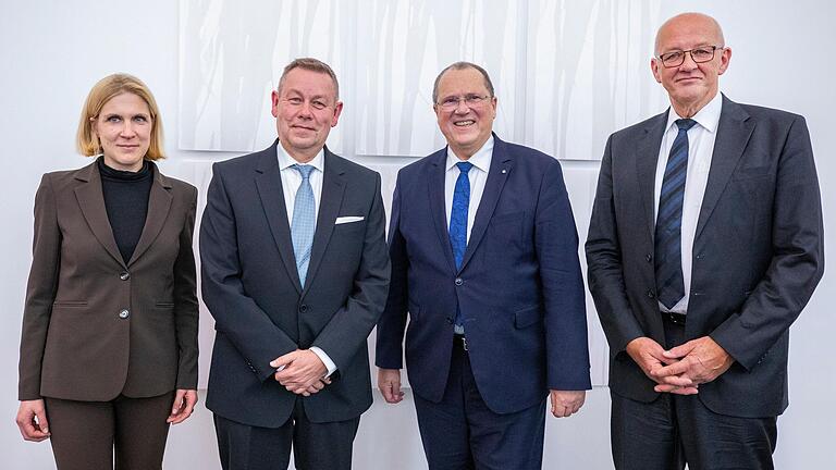 Ein Abschied und ein Neuanfang: Reinhard Pfingstl (rechts) wurde von Frank Arloth, Amtschef des bayerischen Justizministeriums (2.v.r.), offiziell in den Ruhestand verabschiedet. Neuer Präsident des Landgerichts Schweinfurt ist Franz Truppei, neben ihm Vizepräsidentin Claudia Guba. Ein Abschied und ein Neuanfang: Reinhard Pfingstl (rechts) wurde von Frank Arloth, Amtschef des bayerischen Justizministeriums (2.v.r.), offiziell in den Ruhestand verabschiedet. Neuer Präsident des Landgerichts Schweinfurt ist Franz Truppei, neben ihm Vizepräsidentin Claudia Guba.