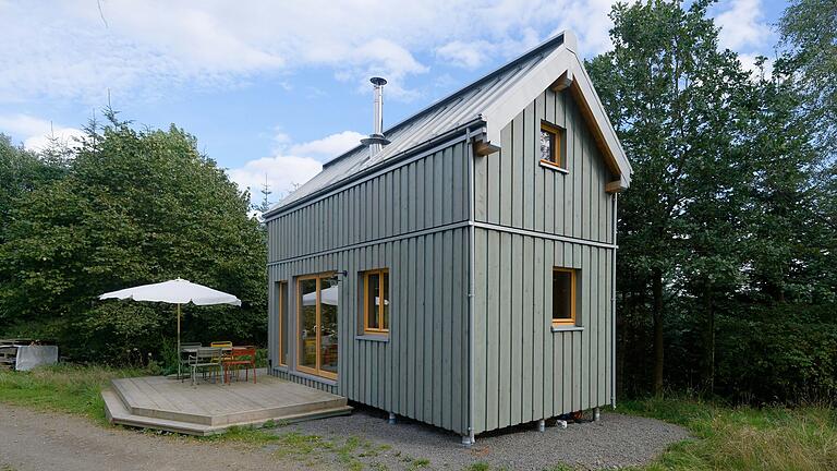 Das Muster eines 'Organic Tiny House', gefertigt aus abgestorbenen Fichten, steht auf dem Gelände einer Firma in Nordrhein-Westfalen. In Kitzingen ist aktuell kaum Platz für solche Mini-Häuser.