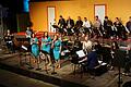 Die Big Band Gemünden beim Konzert auf der Ruine Scherenburg mit den Sängerinnen (von links) Isabell Lang, Judith Biemüller und Katja Kleinfeller.