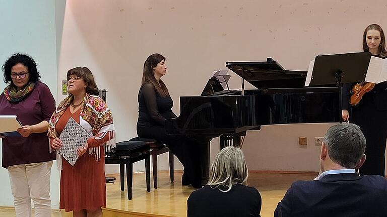 Einen Blick in die ukrainische Seele erlebten die Besucherinnen und Besucher beim gemeinsamen Konzert des Helferkreises Arnstein und der VHS Karlstadt/Arnstein. Im Bild Anja Morgenstern, Oksana Schall, Jewgenia Skripal und Mariel Müller-Brinken. Einen Blick in die ukrainische Seele erlebten die Besucherinnen und Besucher beim gemeinsamen Konzert des Helferkreises Arnstein und der VHS Karlstadt/Arnstein. Im Bild Anja Morgenstern, Oksana Schall, Jewgenia Skripal und Mariel Müller-Brinken.