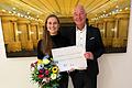 Die Sopranistin Theresa Maria Romes hat den Herbert-Hillmann-Preis erhalten. Im Bild mit Thomas Kestler vom Stiftungsrat.