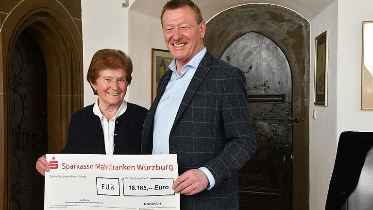 Das Vereinsvermögen von 18.165 Euro hat die ehemalige Vorsitzende Helga Hofmann-Schmittner an die Stadt übergeben. Damit ist der Ochsenfurter Wander- und Kulturverein endgültig Geschichte. Das Vereinsvermögen von 18.165 Euro hat die ehemalige Vorsitzende Helga Hofmann-Schmittner an die Stadt übergeben. Damit ist der Ochsenfurter Wander- und Kulturverein endgültig Geschichte.