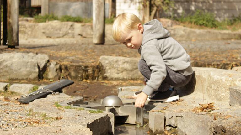 Sehr beliebt bei den Kindern: Der Wasserspielplatz. Clara Grunwald Sehr beliebt bei den Kindern: Der Wasserspielplatz. Clara Grunwald