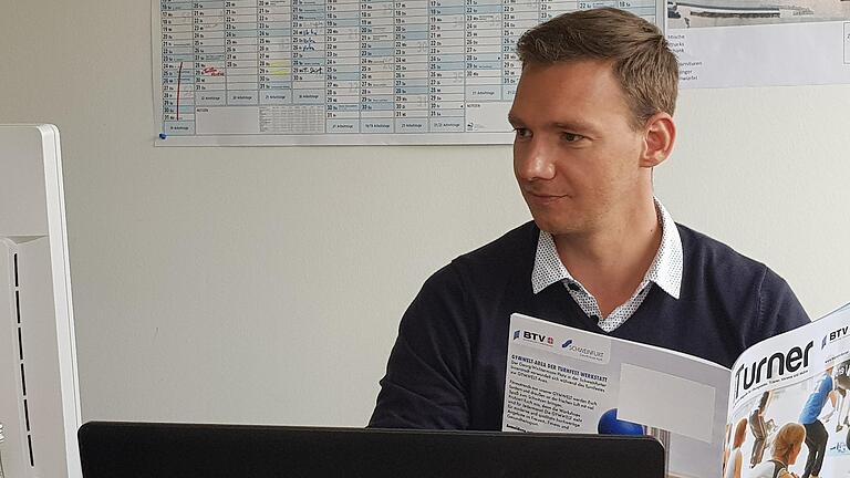 Ein Schreibtisch, viele Aufgaben: Benjamin Freund, Geschäftsführer des Organisationskomitees für das Landesturnfest in Schweinfurt. Ein Schreibtisch, viele Aufgaben: Benjamin Freund, Geschäftsführer des Organisationskomitees für das Landesturnfest in Schweinfurt.