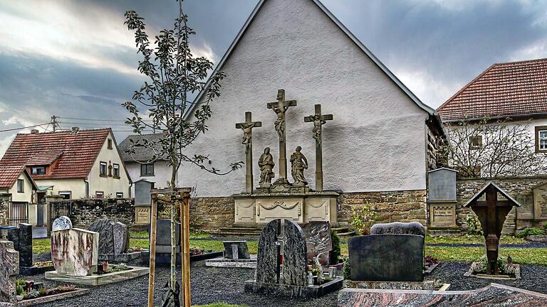 Der Friedhof des Stadtteils Wermerichshausen ist zum Schmuckstück geworden.  Unter dem Baum sind  Urnenbeisetzungen möglich. Foto: Dieter Britz       -  Der Friedhof des Stadtteils Wermerichshausen ist zum Schmuckstück geworden.  Unter dem Baum sind  Urnenbeisetzungen möglich. Foto: Dieter Britz