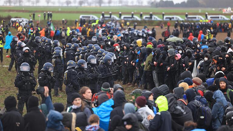 Polizisten und Demonstranten stehen sich bei der Demonstration von Klimaaktivisten am Rande des Braunkohletagebaus bei Lützerath gegenüber. Die Demonstration fand unter dem Motto 'Räumung verhindern! Für Klimagerechtigkeit' statt. Polizisten und Demonstranten stehen sich bei der Demonstration von Klimaaktivisten am Rande des Braunkohletagebaus bei Lützerath gegenüber. Die Demonstration fand unter dem Motto 'Räumung verhindern! Für Klimagerechtigkeit' statt.