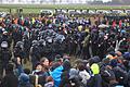 Polizisten und Demonstranten stehen sich bei der Demonstration von Klimaaktivisten am Rande des Braunkohletagebaus bei Lützerath gegenüber. Die Demonstration fand unter dem Motto 'Räumung verhindern! Für Klimagerechtigkeit' statt.