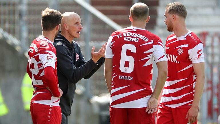 Noch zweimal zusammenreißen: Kickers-Trainer Ralf Santelli muss seine Spieler (hier von links: Daniel Hägele, Tobias Kraulich und Lars Dietz) für den Saison-Endspurt motovieren.