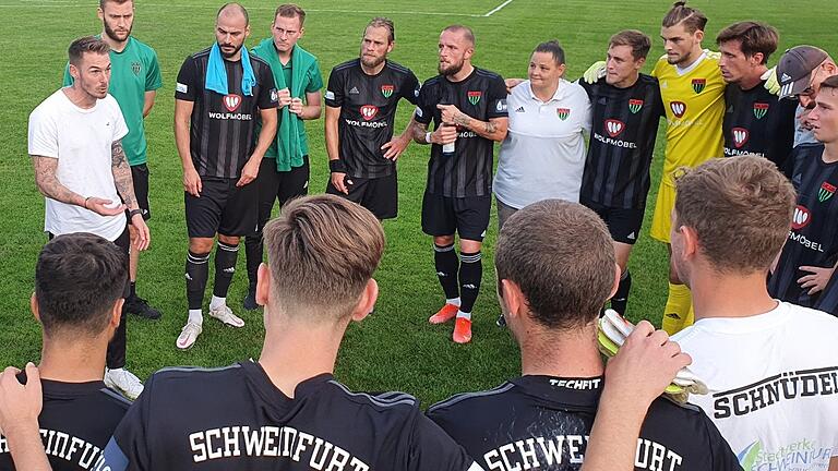 Des Trainers Lob gleich nach Spielschluss: FC-05-Trainer Tobias Strobl (links) geht mit den Schweinfurter Spielern noch einmal den 10:1-Sieg im Pokal-Achtelfinale in Haibach durch.