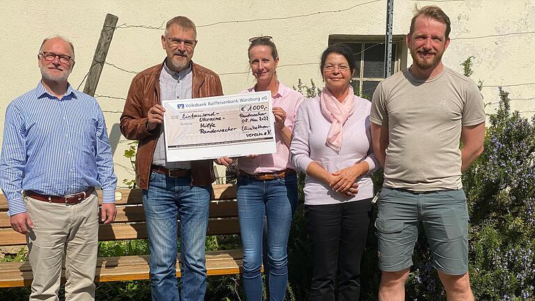 Hand in Hand für Bedürftige in Randersacker: Rainer Henkelmann und Otmar Finger vom Elisabethenverein, sowie Michelle Orend (Vorsitzende Helferkreis Ukraine), Ines Kreuzer (Beauftragte für medizinische Hilfe)  und Dima Weber (Vorsitzender Helferkreis Ukraine) bei der Übergabe eines 1000-Euro-Schecks für die Ukrainehilfe.