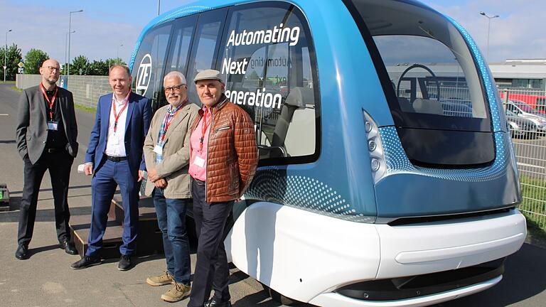 Glückliche Gesichter nach der Probefahrt im autonom fahrenden Shuttle: Bauamtsleiter Oliver Graumann, OB Stefan Güntner, Stadtrat Klaus Sanzenbacher und der Sachgebietsleiter Tiefbau, Hilmar Hein.