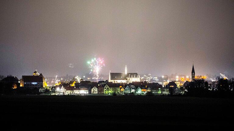 Vier Minuten nach Mitternacht, am 1. Januar 2021. Die Kreisstadt Haßfurt begrüßt das neue Jahr mit einem eher bescheidenen Feuerwerk.