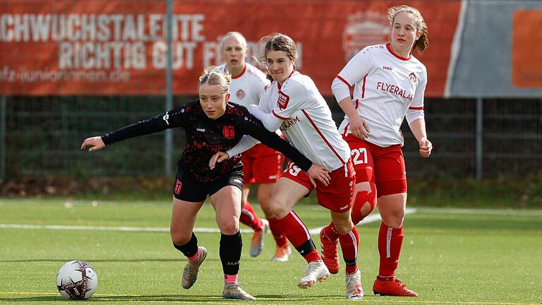 Sophie Gronbach (links) vom TSV Neuenstein setzt sich gegen Julia Asam (Mitte) und Franziska Simon von den Würzburger Kickers durch.