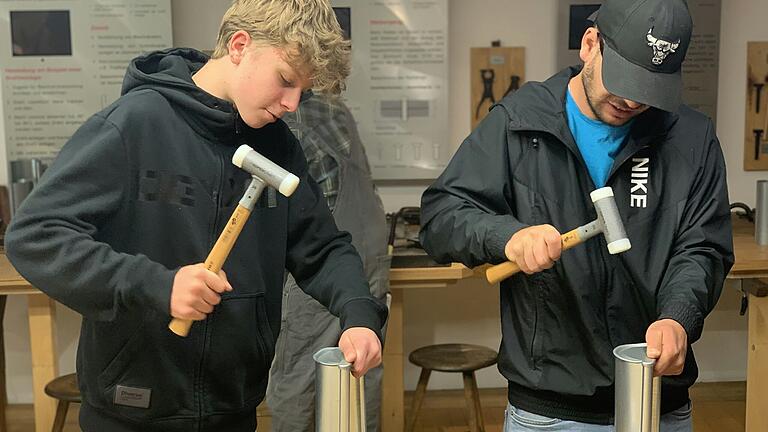 Schüler aus der Berufsschule Miltenberg und der Mittelschule Veitschöchheim kamen im Klempner- und Kupferschmiedemuseum Karlstadt zusammen, um einen Workshop zur Spenglerarbeit zu besuchen.&nbsp;