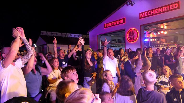 Total begeistert war das Publikum beim Rock-Open Air mit der Band 'Heimspiel'.