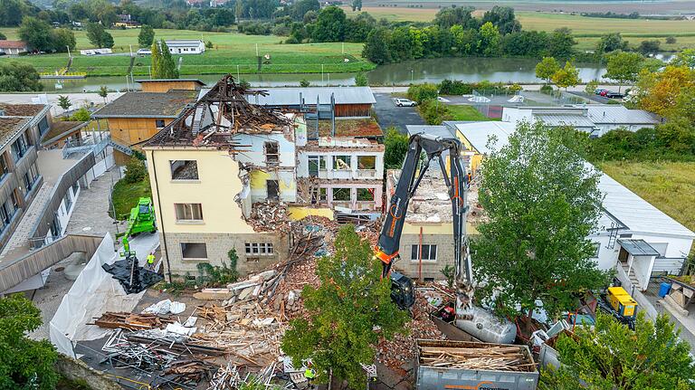 12. September: Am dritten Tag des äußeren Abbruchs waren schon große Teile des Schulhauses eingerissen.
