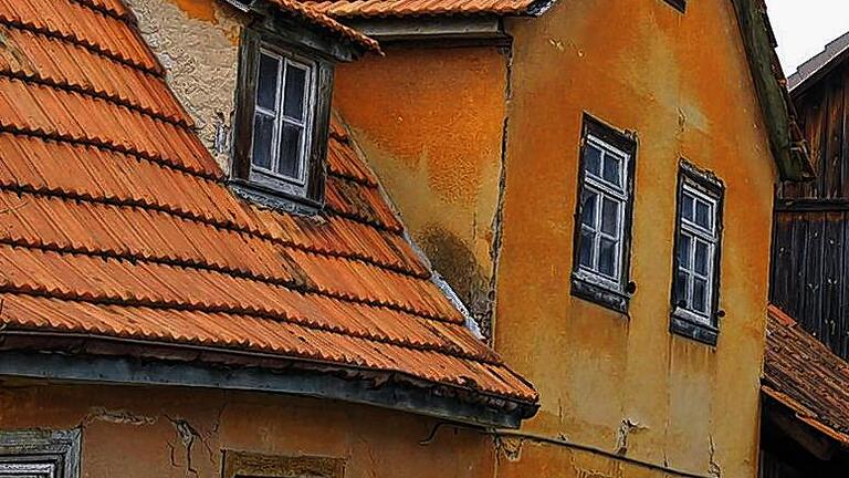 Eindeutige Farbzuordnung: Mit original Ocker aus Oberebersbach ist dieses schon etwas in die Jahre gekommenen Haus in Oberebersbach gestrichen. Der in der örtlichen Ockergrube gewonnene Ocker wurde bearbeitet und in der Umgebung, aber auch bis nach Übersee verkauft. Eindeutige Farbzuordnung: Mit original Ocker aus Oberebersbach ist dieses schon etwas in die Jahre gekommenen Haus in Oberebersbach gestrichen. Der in der örtlichen Ockergrube gewonnene Ocker wurde bearbeitet und in der Umgebung, aber auch bis nach Übersee verkauft.