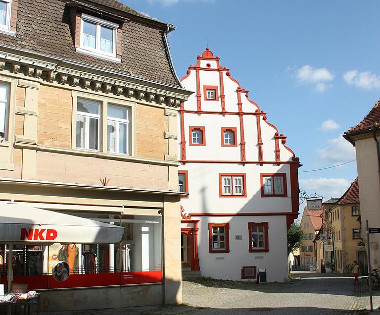 Auch heute befindet sich in dem Gebäude (links) in der Spitalstraße noch die Filiale eines Textilhändlers.