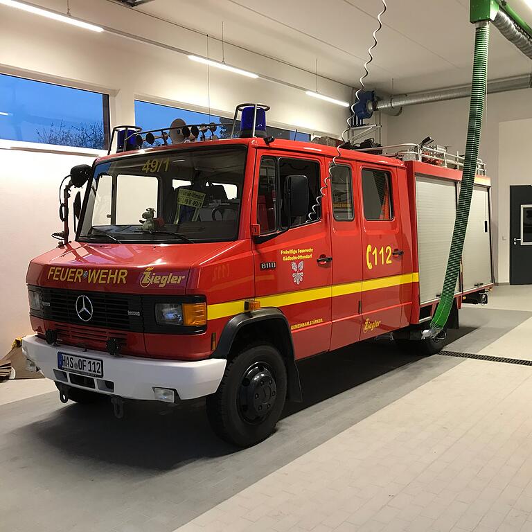 Auf den ersten Blick sieht das 30 Jahre alte Feuerwehrauto noch gut aus, doch bei genauerem Hinsehen zeigen sich deutliche Mängel.