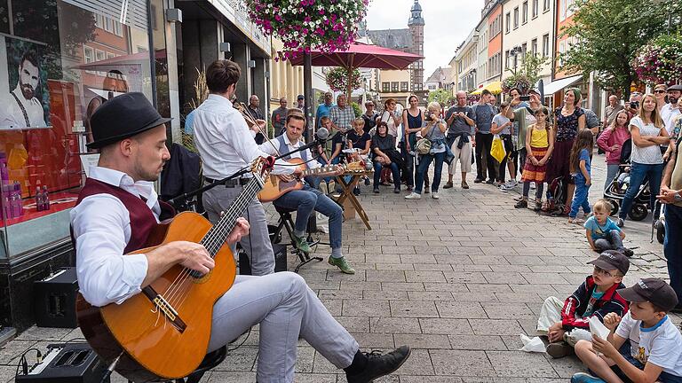 Schweinfurt hat viel zu bieten, nicht nur bei Kulturveranstaltungen wie dem Pflasterklang, im Bild eine Aufnahme aus 2022. Nur eines muss man auch tun, sagen Grüne und CSU: die Stärken der Stadt gut vermarkten.