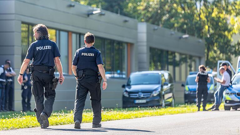 Länger suchten Einsatzkräfte am Wochenende nach der Tat auf dem Schulgelände nach der Waffe und Patronenhülsen. Noch sind nicht alle Fragen zur Tatwaffe geklärt. (Archivbild)